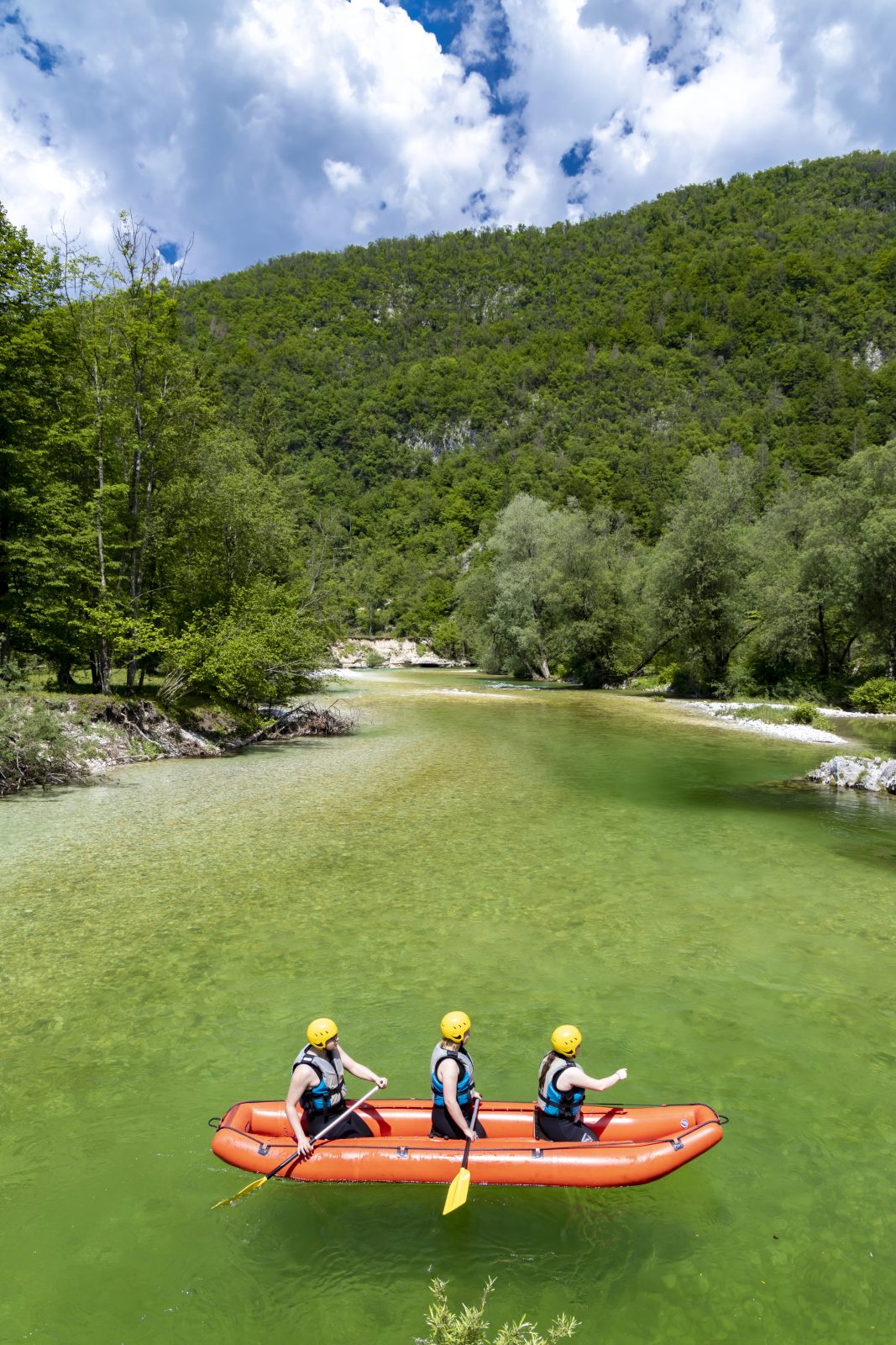 Kako poteka rafting Bovec in zakaj se ga splača preizkusiti